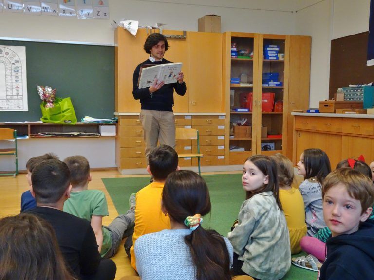 Gebannt lauschten die Kinder der italienischen Geschichte rund um eine Bärenjagd.