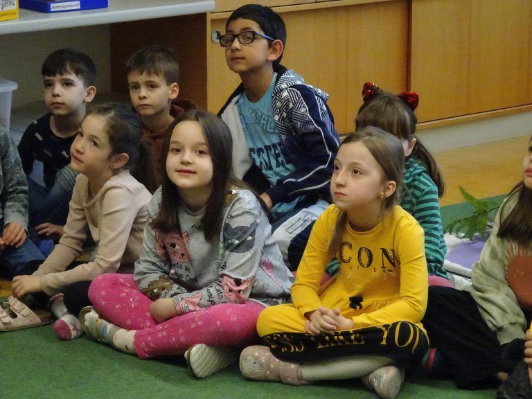 Gebannt lauschten die Kinder unterschiedlichen Geschichten in verschiedenen Sprachen.