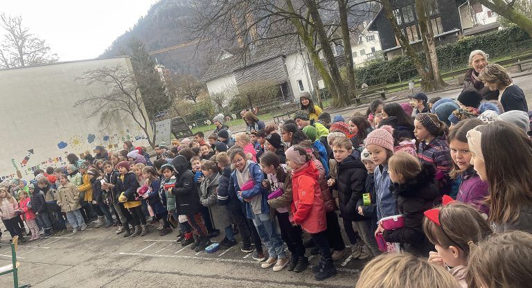 Mit einem Ständchen bedankten sich die Kinder bei den Lesepaten.