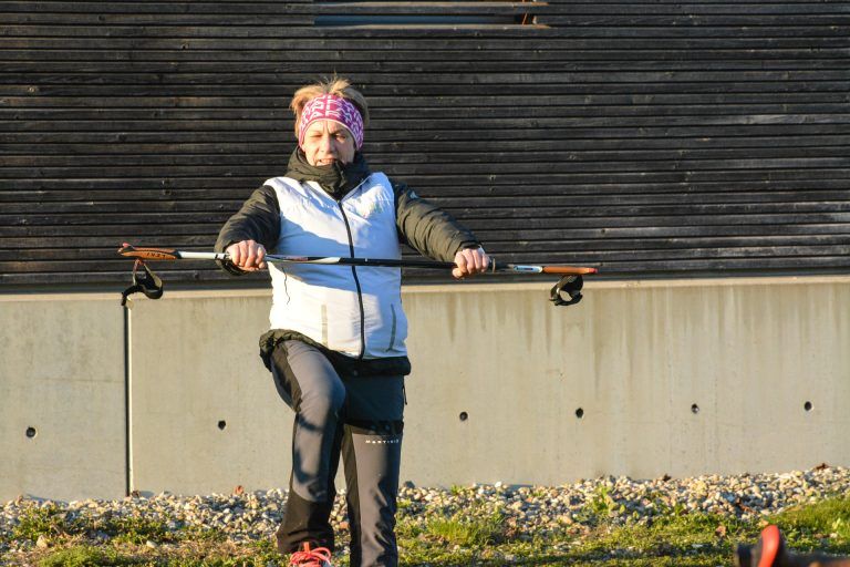 Nicole Stier bietet Nordic Walking an.