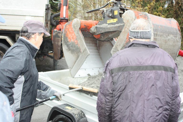 50 Tonnen Spielsand kamen von der Firma Zech aus Nüziders.
