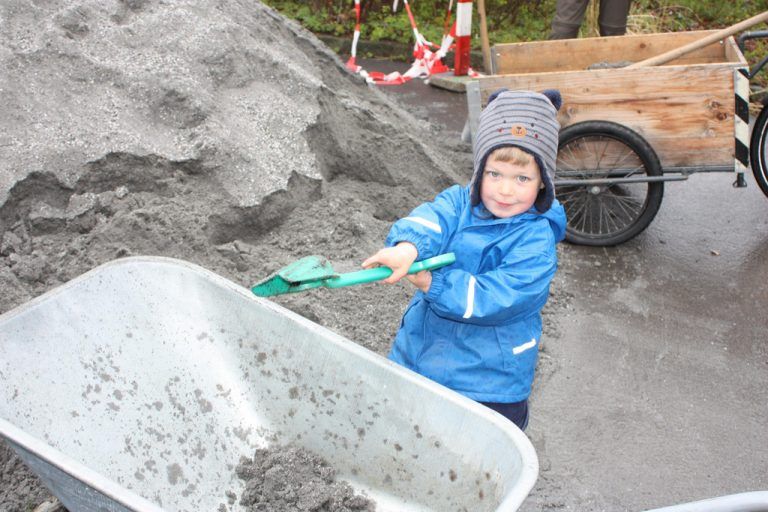 Nathan hat sich gleich mit dem feinen Spielsand angefreundet.