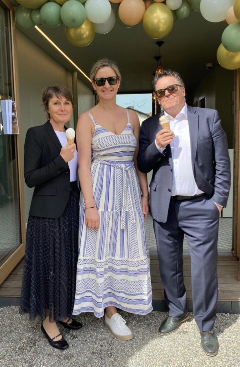 Bürgermeister Christian Natter und seine Stellvertreterin Angelika Moosbrugger (l.) gratulierten Katarina Rankovic.
