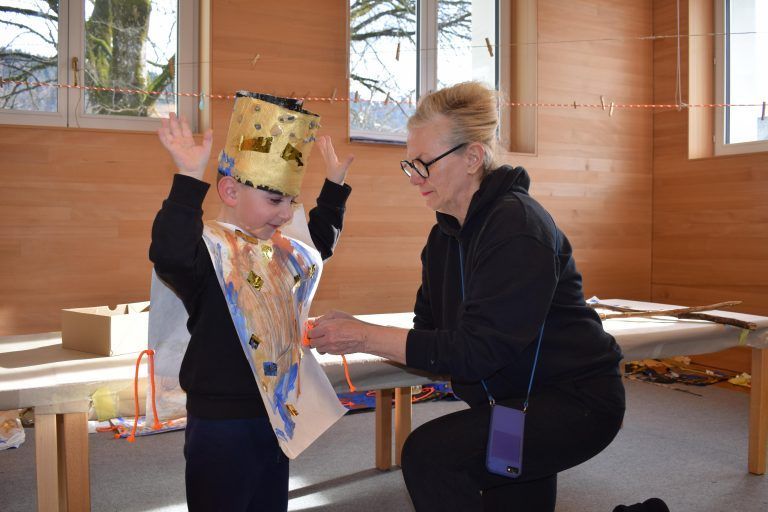 Künstlerin Simone Schander verstand es, die Kinder zu motivieren.