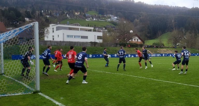 Am Samstag im Hoferfeld: SV typico Lochau gegen den FC Hard. <span class="copyright">Alle Bilder: BMS</span>