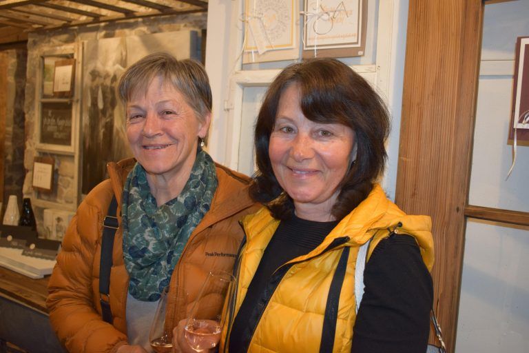 Rosmarie Bechter und Margit Bechter beim Ausstellungsrundgang. 