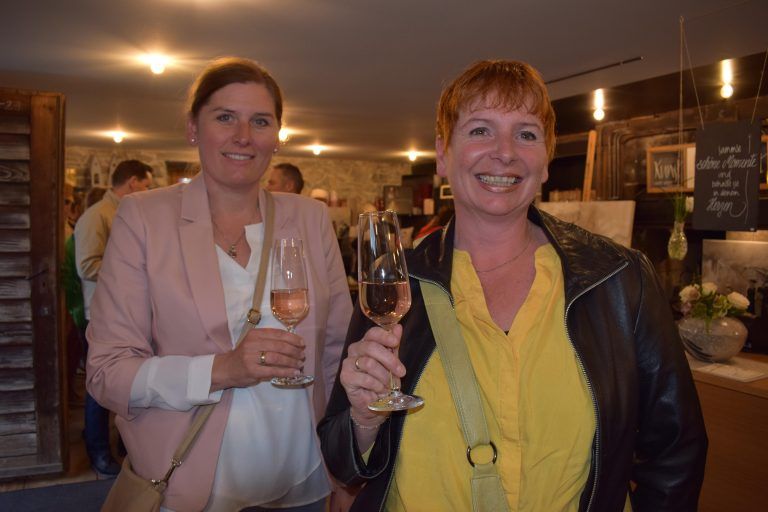 Interessiert: Alexandra Radl und Petra Helbock. 