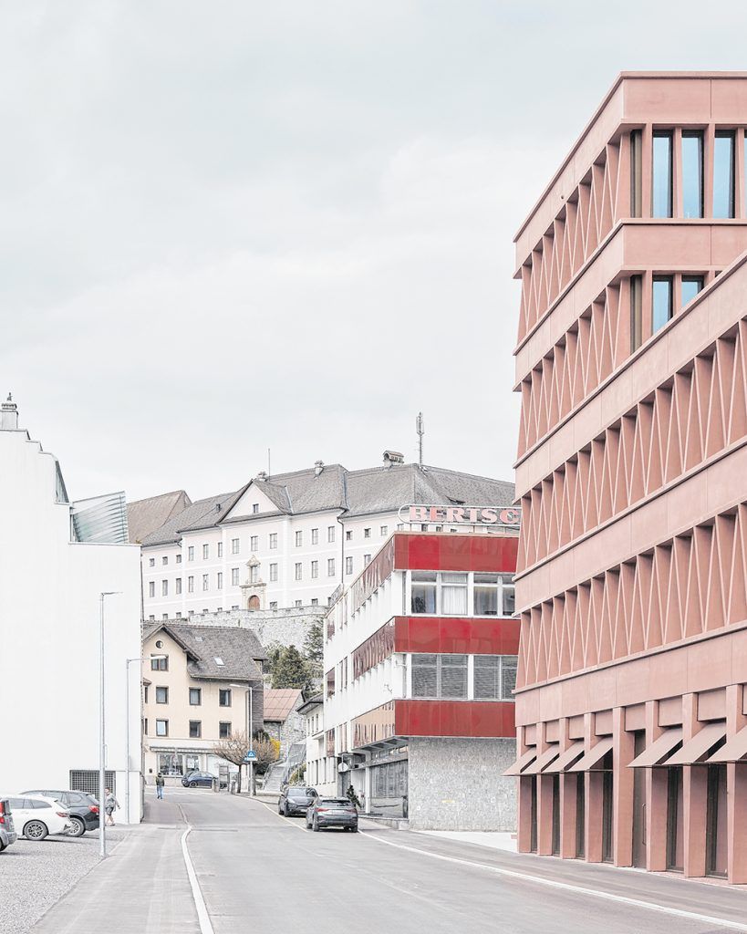 Rote Burg mit archaischer Anmut