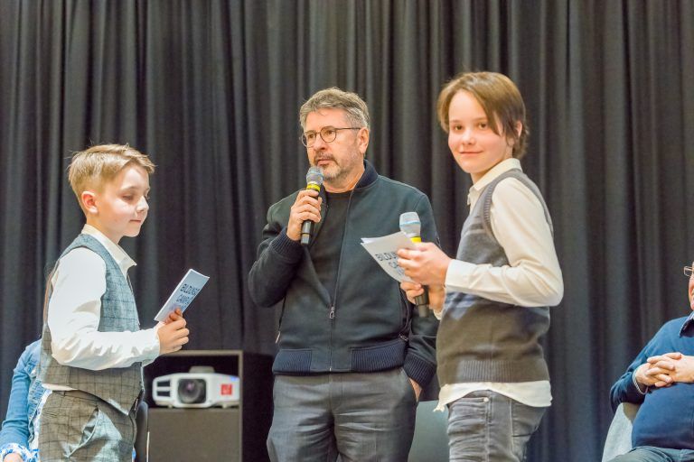 Die Moderatoren-Teams der 4. Klasse führten durch das Programm.