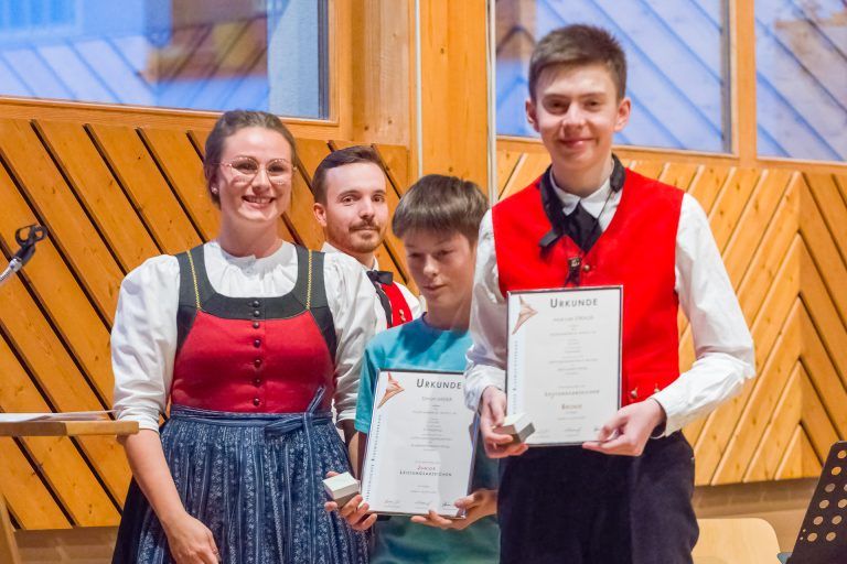 Verleihung der Jungmusikerleistungsabzeichen an Manuel Strauß (Bronze mit sehr gutem Erfolg) und Simon Maier (Junior mit ausgezeichnetem Erfolg).