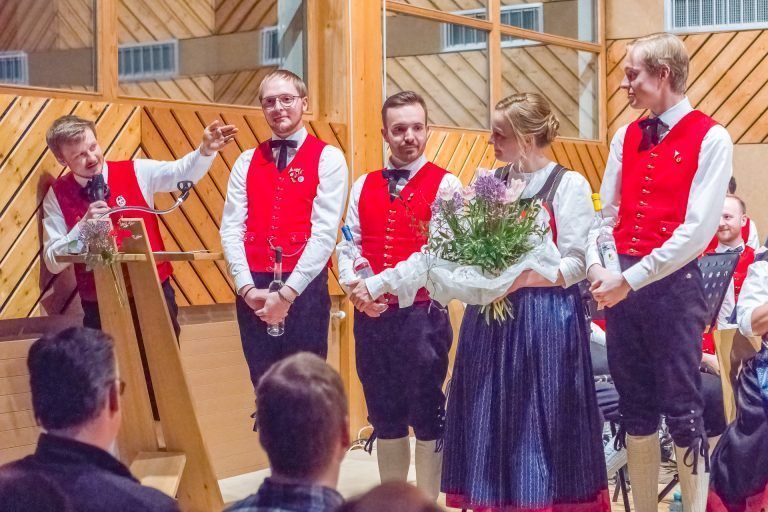 Obmann Martin Weiß und die vier Jung-Kapellmeister Andreas Forstinger, Florian Stemer, Michaela Vallaster und Philipp Bargehr.