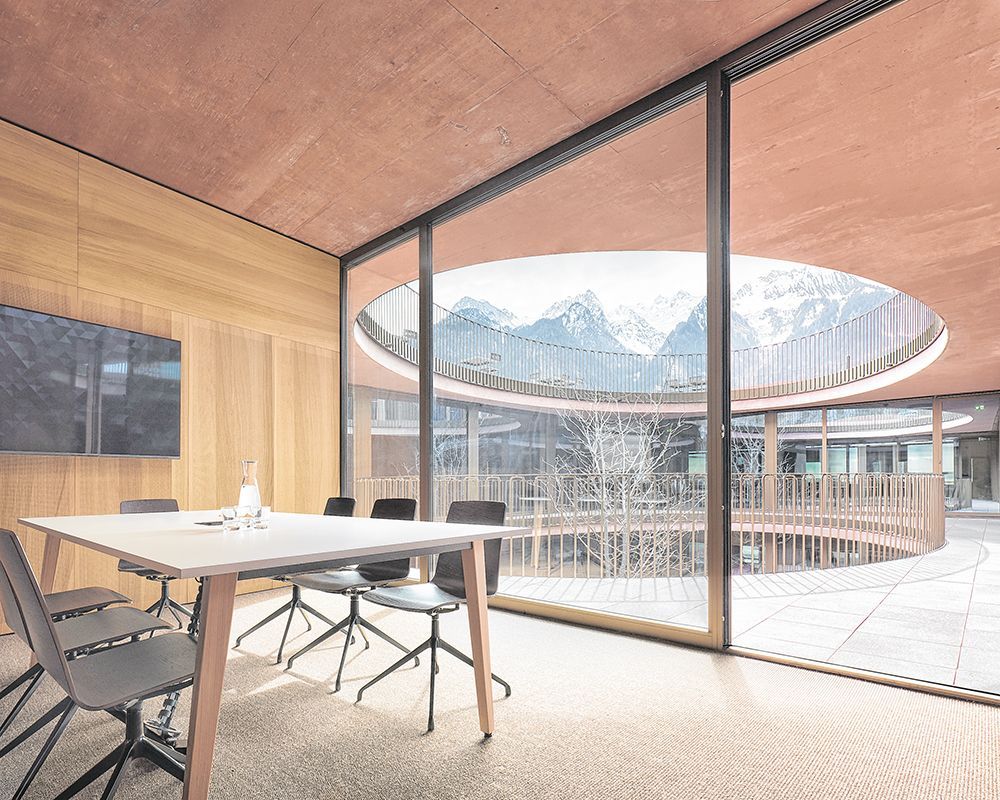 Rote Burg mit archaischer Anmut