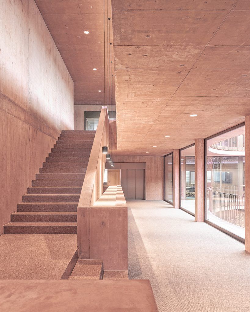 Rote Burg mit archaischer Anmut