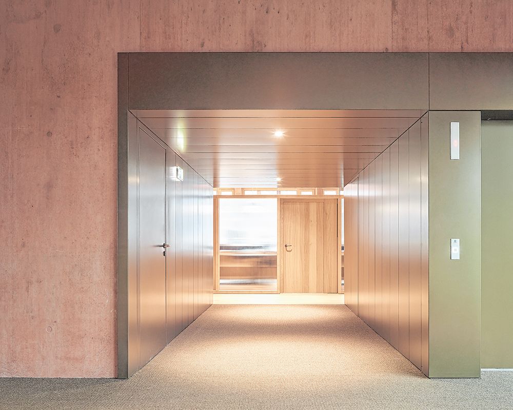 Rote Burg mit archaischer Anmut