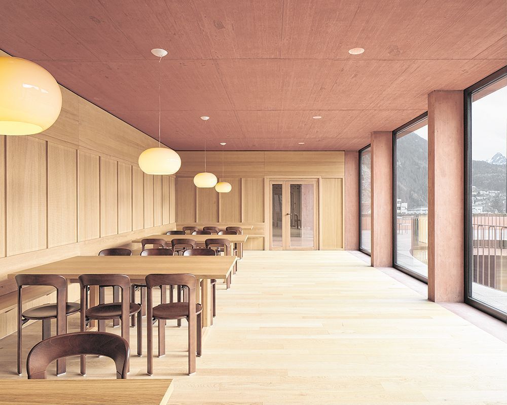 Rote Burg mit archaischer Anmut