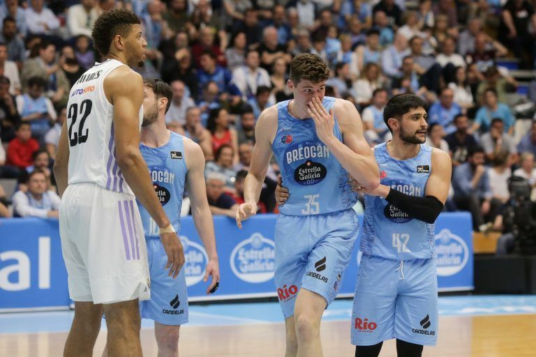 Luka Brajkovic (Mitte) hat den spanischen Club Breogan in Richtung Griechenland verlassen. <span class="copyright">VN</span>