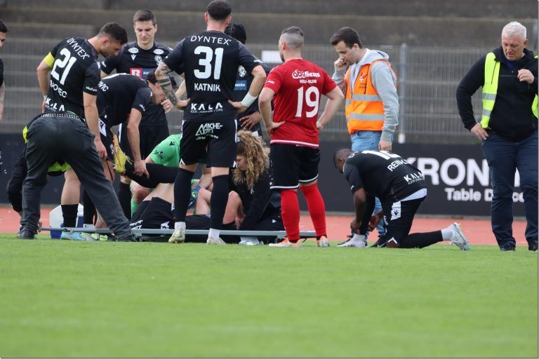 Dario Barada wird auf die Trage gelegt. <span class="copyright">Luggi Knobel</span>