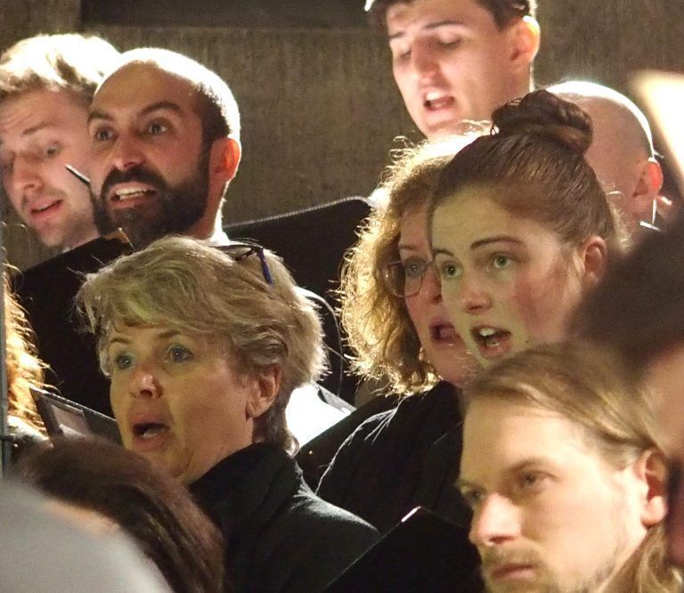 Für die Aufführung stand zum zweiten Mal der über 60-köpfige Philharmonische Chor München zur Verfügung.