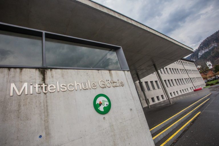 Für die Musikmittelschule Götzis freut sich Direktorin Gabriele Kröll-Maier über Musikprojekte mit anderen Partnern. VN/STEURER