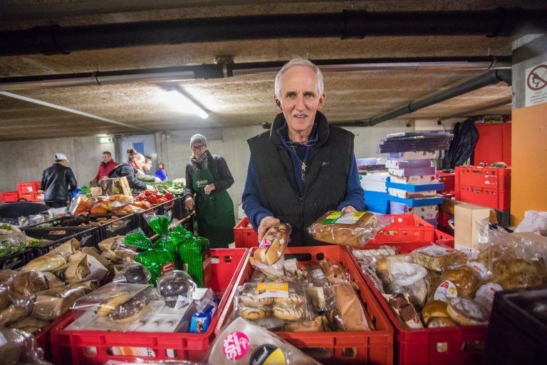 Elmar Stüttler bei der Essensausgabe. Abseits von Brot mangelt es oft an Grundnahrungsmitteln und Gemüse. <span class="copyright">VN/STeurer</span>