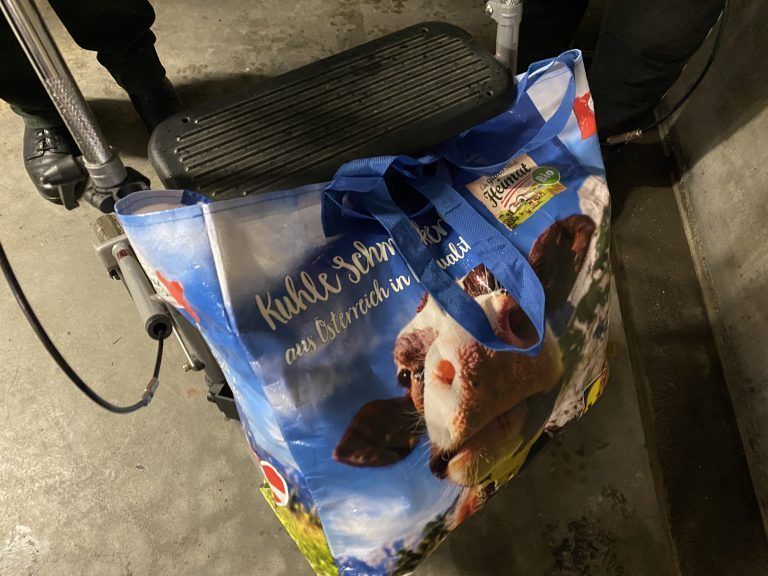 Zu Tischlein Deck Dich zu gehen, ist das eine. Mit dem Gesicht und Namen in der Zeitung zu sein, das andere. Die 52-Jährige erlaubt immerhin ein Foto ihrer Einkaufstasche. Für den Heimweg wird die Pensionistin, die eine Invalidenrente erhält, von ihrem Vater unterstützt.<span class="copyright"> VN/Rauch</span>