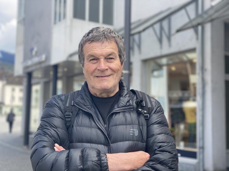 Eine Entlastung ist es schon, aber wir hier in Vorarlberg haben eigentlich schon die niedrigsten Strompreise im Vergleich zu den anderen Bundesländern. Gewisse Sachen müssen eben erhöht werden, wenn die Notwendigkeit gegeben ist. Ich finde, man sollte nicht zu viel jammern, sondern vielleicht bei unwichtigen Sachen einsparen. Wolfgang Graller, 67 Jahre, aus Hohenems