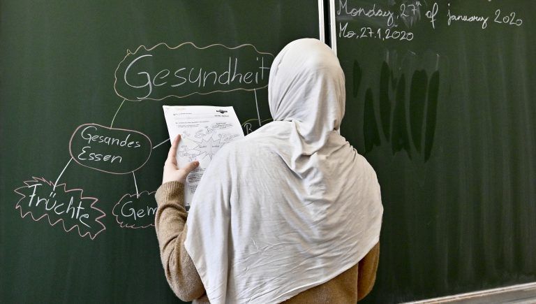 Lehrerinnen dürfen in Vorarlberg mit Kopftuch unterrichten. Schullandesrätin Schöbi-Fink will nur keine religiöse Beeinflussung. APA
