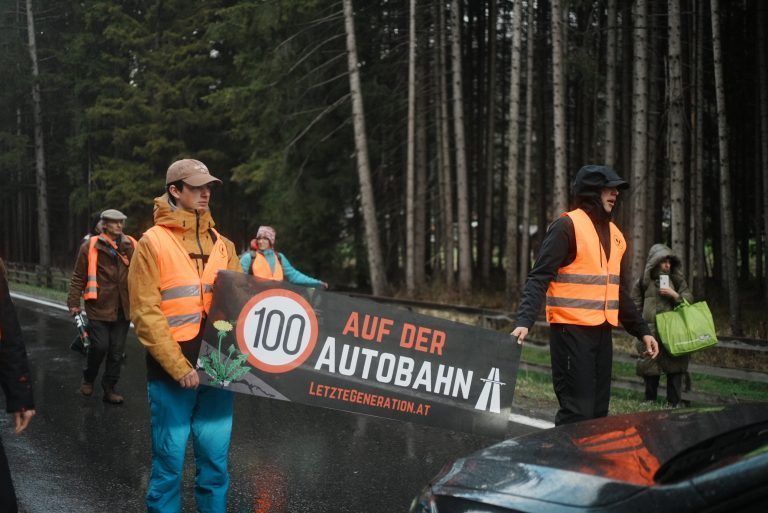 ABD0025_20230427 &#8211; ST. ANTON AM ARLBERG &#8211; STERREICH: ++ HANDOUT ++ ZU APA0113 VOM 27.4.2023 &#8211; Demonstrierende der &#8220;Letzten Generation&#8221; haben sich Donnerstagfrh, 27. April 2023, ein hher gelegenes Ziel als blich fr ihren Klimaprotest ausgesucht. Sie klebten sich auf der Arlberg Bundesstra§e bei St. Anton fest &#8211; dies fhrte zur Sperre der Verbindung zwischen [&hellip;]