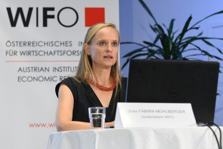 Wifo-Expertin Ulrike Famira-Mühlberger forscht zum Thema Pflegevorsorge. Sie hält die Pflegelehre als Pilotversuch für eine gute Idee.  APA/HELMUT FOHRINGER