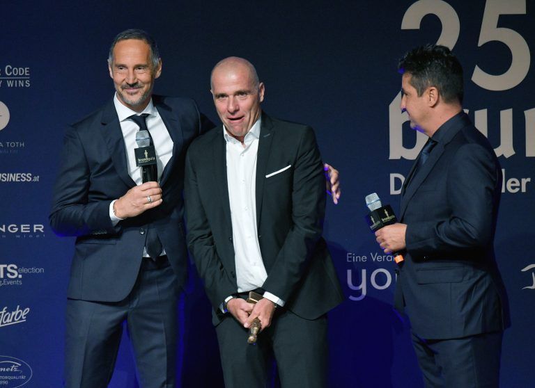 2021 auf der Bruno Gala, möglicherweise schon bald als Trainerteam, v. l.: Adi Hütter, Klaus Schmidt und Christian Peintinger.apa