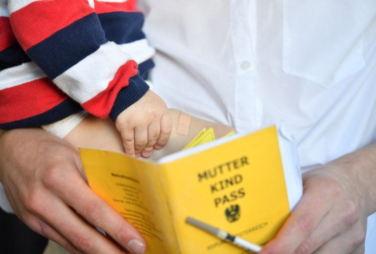 ABD0099_20230315 – SALZBURG –
STERREICH: ++ THEMENBILD ++ ZU APA0319 VOM 15.3.2023 – Illustration zum Thema Impfung / Mutter Kind Pass, am Donnerstag, 31. Jnner 2019, in Salzburg. Die Untersuchungen des Mutter-Kind-Passes (knftig: Eltern-Kind-Pass) bleiben zumindest vorerst weiter eine Kassenleistung. – FOTO: APA/BARBARA GINDL