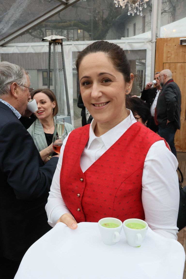 Sehán Seferagic mit Bärlauchsuppe.