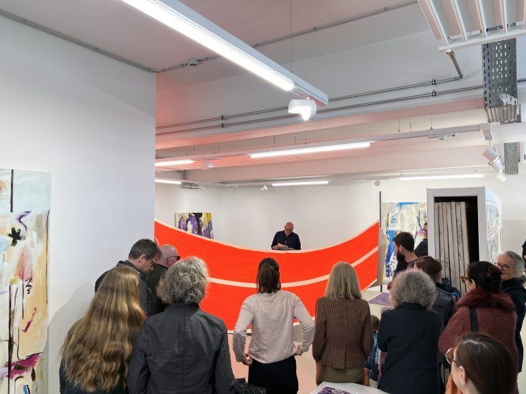 Aufmerksames Lauschen bei der Vernissagerede.