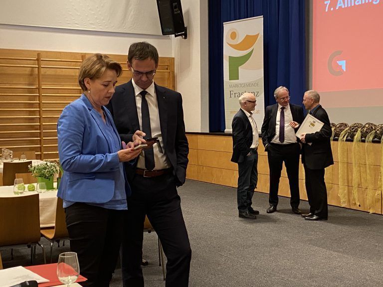 Gemeindeverbandspräsidentin Andrea Kaufmann und Landeshauptmann Markus Wallner bei der gemeinsamen Terminsuche für die nächsten Gespräche. <span class="copyright">VN/RAuch</span>