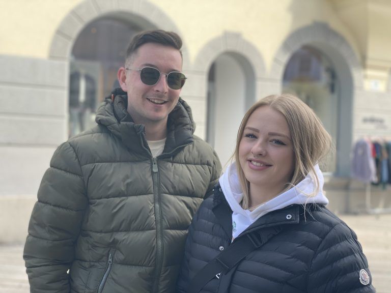 Es ist schwierig. Es ist auf jeden Fall besser als nichts, aber für manche Haushalte ist es bestimmt immer noch zu teuer. Es ist eine kleine Unterstützung, aber das ist definitiv nicht alles. Gerade wir aus dem Montafon haben über Generationen den Bau der Stauseen mitgemacht. Dass wir trotzdem so teure Strompreise haben, ist unfair. Elias Johannes, 21 Jahre, Bartholomäberg, und Laura Rudigier, 20 Jahre aus St Anton