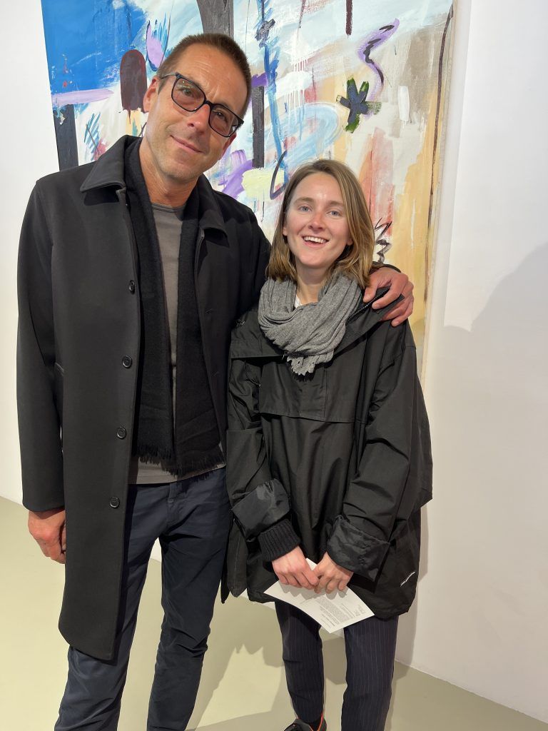 Christian Breuer und Anna beim Kunstrundgang.