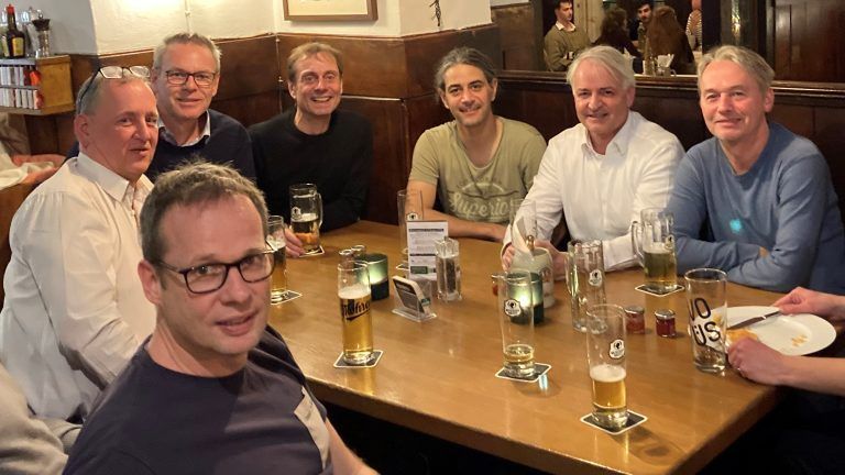 Bei seiner Kickerrunde darf für Christoph Scheffknecht (Vierter von links) auch die Geselligkeit nicht fehlen.