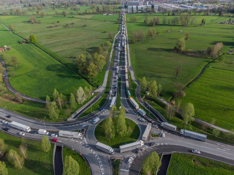 An Tagen wie diesen staut sich der Lkw-Verkehr vom Zollamt Wolfurt bis zum Autobahnanschluss Dornbirn-Nord noch noch weiter nach Norden. <span class="copyright">VN/Steurer</span>