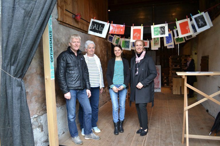 Gastgeber Helmut und Hildegard Schlatter (Kulturverein Artenne), Denise Zech (Koordinatorin der Lerncafés in Bludenz) sowie Bea Bröll (Stellenleiterin der Caritas Lerncafés).