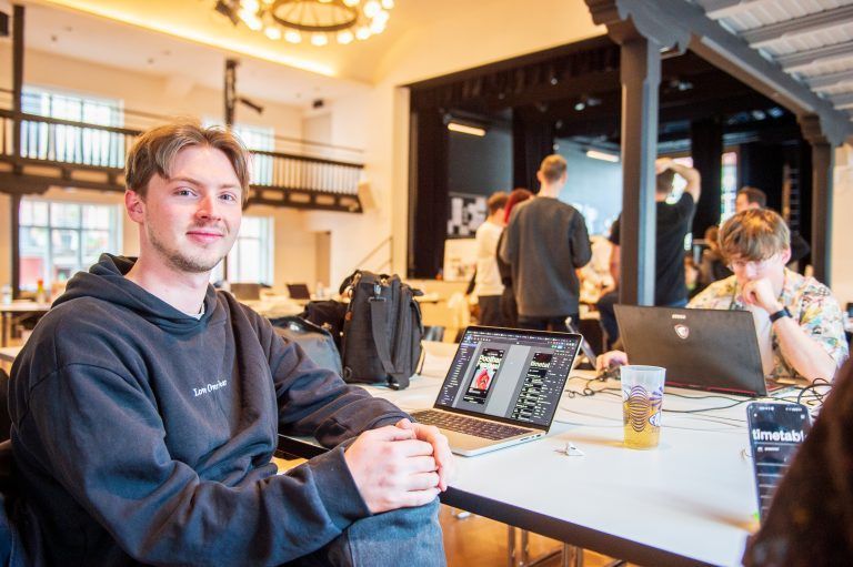 Luca Meusburger aus Dornbirn arbeitet mit seinem Team an der Poolbar-App.