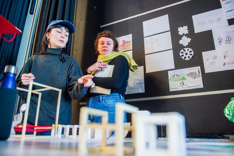 Luisa Lukas (l.) ist eigens aus Kiel angereist, um beim Poolbar-Generator teilzunehmen. 