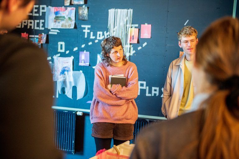Die Studierenden der unterschiedlichen Disziplinen tauschen sich regelmäßig untereinander aus. 