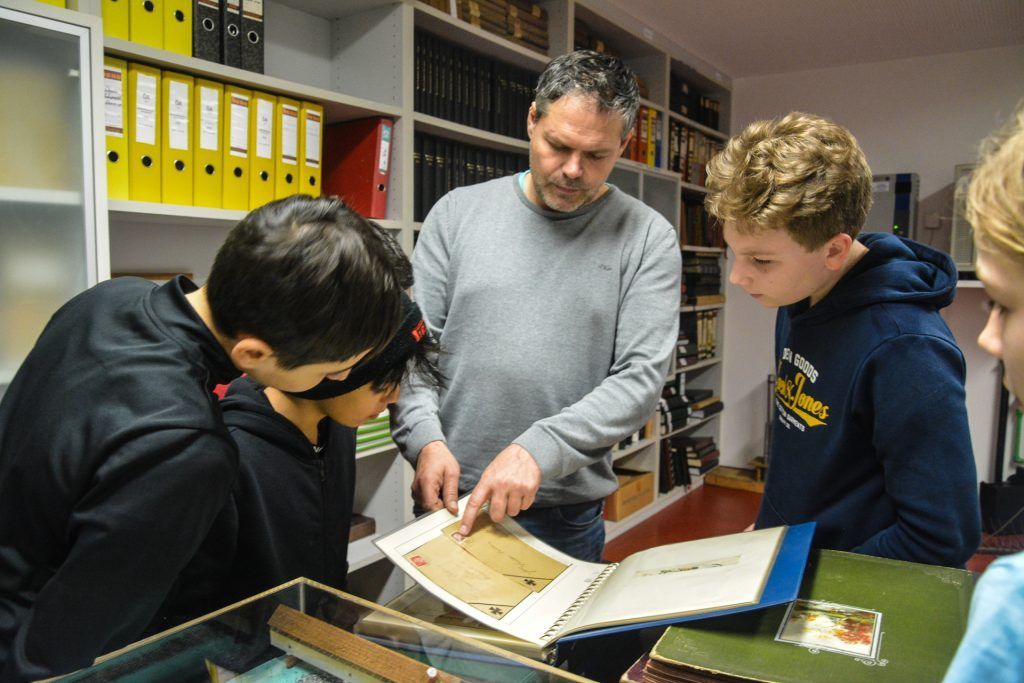 Schüler der Mittelschule Rheindorf besuchten Lustenauer Archiv