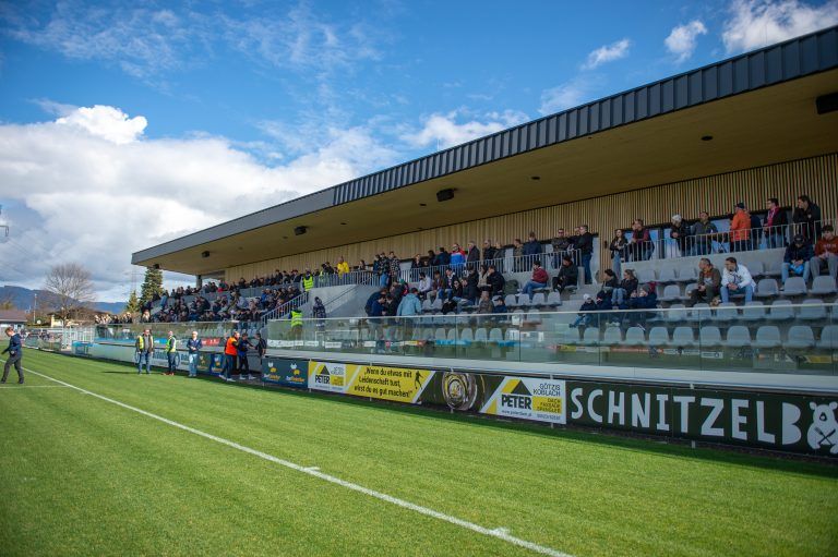 Die Sportanlage Im Lohma in Koblach erstrahlt in neuem Glanz. Zur inoffiziellen Eröffnung sahen die Zuschauer einen 2:0-Sieg des FC über Hard.Rhomberg