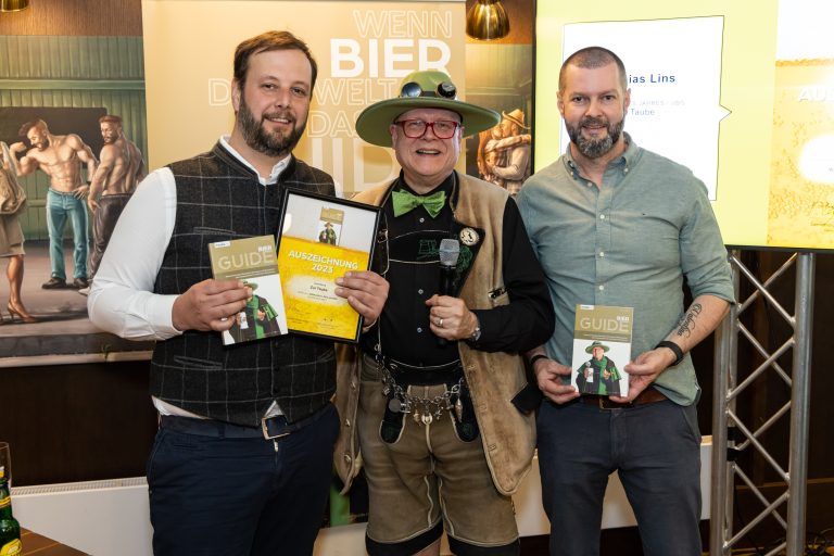 Die Taube in Rankweil ist die Nummer eins im Land: v. l. Gesellschafter Matthias Lins, Seidl und Wirt Alexander Milojevic bei der Preisverleihung in Wien. APA/Juhasz