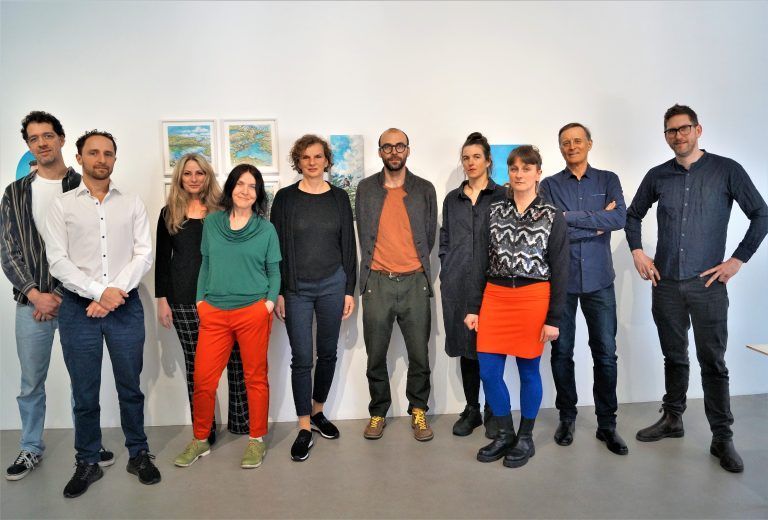 Die Künstlerinnen und Künstler des SilvrettAteliers 2022 mit Veranstalterin Carmen Zanetti (3. v. l.). <span class="copyright">YAS</span>