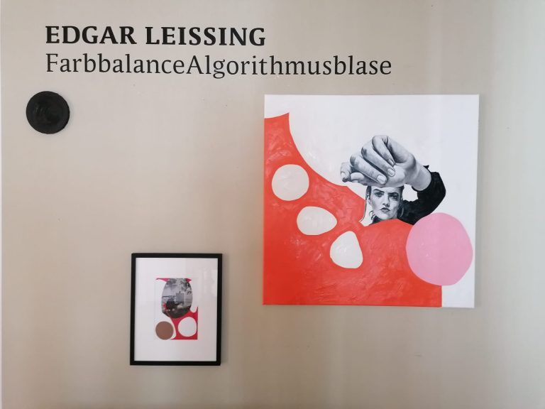 Edgar Leissing platziert seine Collagen, Farbkreisfeuerwerke, Zeitungsausschnitte und Hintergründe wie bei einer Spielanordnung.