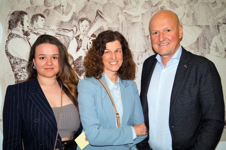 Elena, Marlies und Alexander Klimmer freuten sich auf die Theateraufführung.