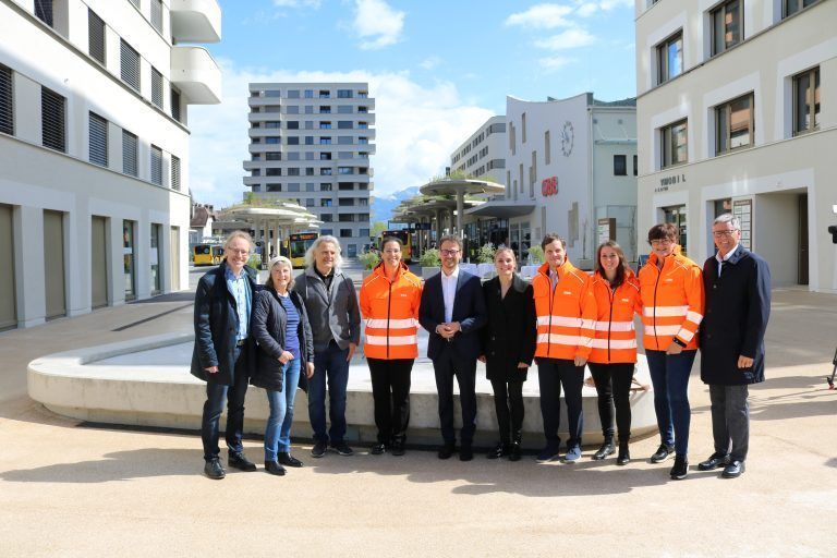 <p class="caption">Bgm. Wolfgang Matt (rechts) mit LR Daniel Zadra (Mitte) sowie den Akteuren der ÖBB, den Beteiligten der Architekturbüros und Investoren.<span class="media-container dcx_media_rtab" data-dcx_media_config="{}" data-dcx_media_type="rtab"> </span><span class="marker">stadt feldkirch</span></p>
