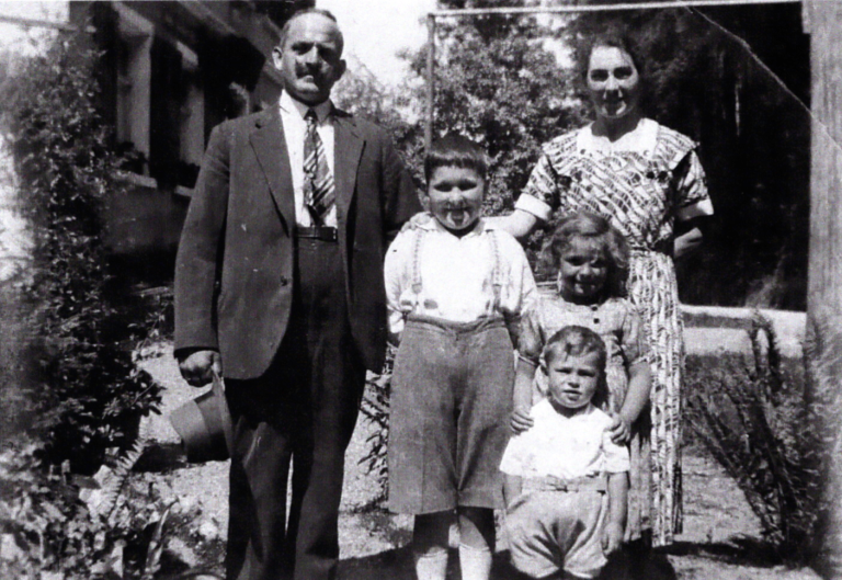 Annelies Herburger mit ihren Eltern und den zwei Brüdern.